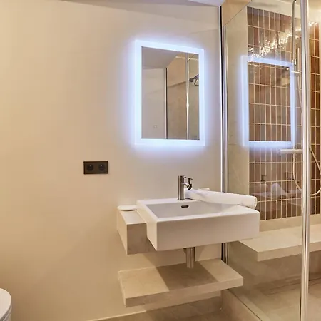 Superb Ac Center Of Le Marais