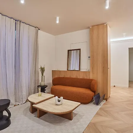 Superb Ac Center Of Le Marais Parigi